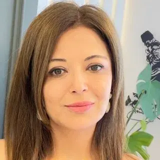 Uzm. Dr. Sezen Takmaz — Dermatoloji, İstanbul. Portre fotoğrafı.