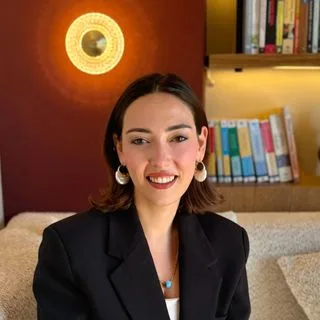 Kl. Psk. Sinem Zeynep Eminoğlu — Psikoloji, İstanbul. Portre fotoğrafı.