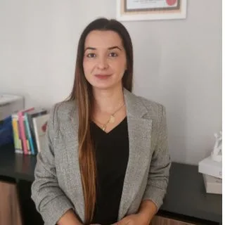Uzm. Dr. Aydan Hajdini Erenel — Çocuk ve Ergen Psikiyatrisi, İstanbul. Portre fotoğrafı.