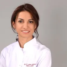 Op. Dr. Güzin Akkuzu — Kulak Burun Boğaz, Ataşehir, İstanbul. Portre fotoğrafı.