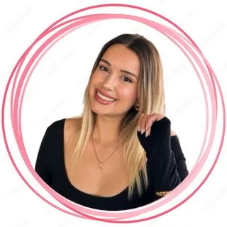 Dyt. Burcu Şen — Diyetisyen. Portre fotoğrafı.