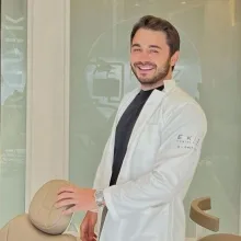 Dr. Dt. Ömer Ekiz — Diş Hekimi, Sarıyer, İstanbul. Portre fotoğrafı.