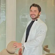 Dr. Dt. Ömer Ekiz — Diş Hekimi, Sarıyer, İstanbul. Portre fotoğrafı.