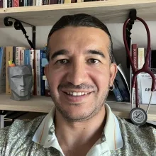 Uzm. Dr. Arda Yeşil — Psikiyatri. Portre fotoğrafı.