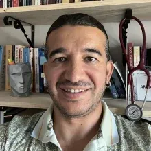 Uzm. Dr. Arda Yeşil — Psikiyatri. Portre fotoğrafı.