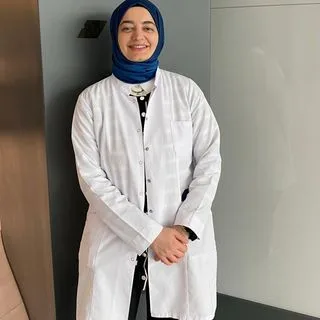 Dkt. Ayşe Belge — Dil ve Konuşma Terapisi, Adana. Portre fotoğrafı.