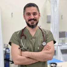 Dr. Necip İlker Karakaş — İzmir. Portre fotoğrafı.
