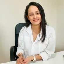 Dkt. Buse Ezeli — Dil ve Konuşma Terapisi. Portre fotoğrafı.