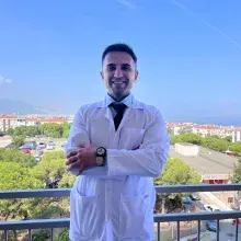Op. Dr. Muhammed Burak Koyuncu — Genel Cerrahi, Konak, İzmir. Portre fotoğrafı.