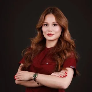 Dkt. Büşra Kardelen Kaya — Dil ve konuşma terapisi. Portre fotoğrafı.