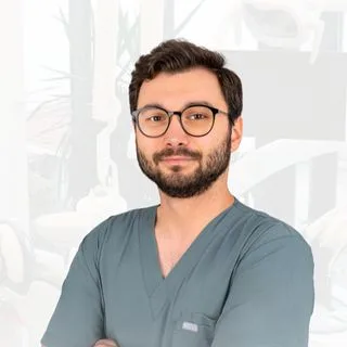 Uzm. Dt. Enes Bodur — Endodonti, Tekirdağ. Portre fotoğrafı.
