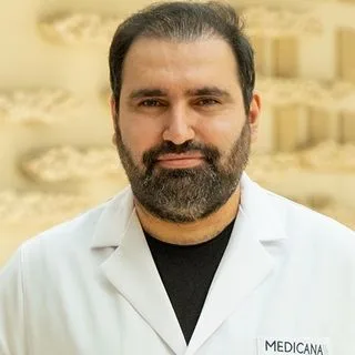 Doç. Dr. Ömer Faruk Elmas — Dermatoloji, Beylikdüzü, İstanbul. Portre fotoğrafı.