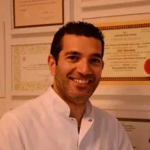 Dr. Dt. Zafer Kanyılmaz — Diş Hastalıkları Ve Tedavisi, İstanbul. Portre fotoğrafı.
