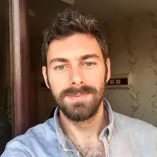 Doç. Dr. Murad Gezer — Üsküdar, İstanbul. Portre fotoğrafı.