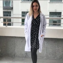 Dyt. Dizge Mutlu — Diyetisyen. Portre fotoğrafı.