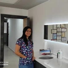 Dr. Dt. Gülin Yılmaz Gözlüklü — Periodontoloji, Antalya. Portre fotoğrafı.