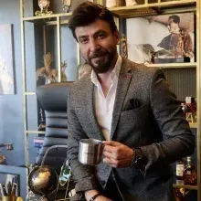 Op. Dr. Osman Ünsal Demir — Plastik Rekonstrüktif Ve Estetik Cerrahi, Balıkesir. Portre fotoğrafı.