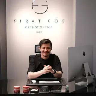 Uzm. Dt. Fırat Gök — Kocaeli. Portre fotoğrafı.