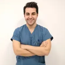Uzm. Dt. Mehmet Gümüş Kanmaz — Periodontoloji, İzmir. Portre fotoğrafı.