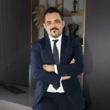 Op. Dr. Seyhan Orak — Beyin Ve Sinir Cerrahisi, Konak, İzmir. Portre fotoğrafı.