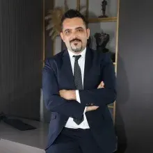 Op. Dr. Seyhan Orak — Beyin Ve Sinir Cerrahisi, Konak, İzmir. Portre fotoğrafı.