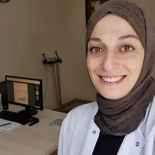 Dyt. Büşra Arslantürk Özdemir — Diyetisyen, Trabzon. Portre fotoğrafı.