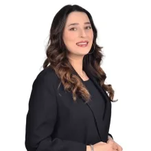 Dyt. Zeynep Özkaya — Diyetisyen. Portre fotoğrafı.