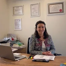 Uzm. Dr. Duygu Kaçamak Öğüt — Çocuk ve Ergen Psikiyatrisi, İzmir. Portre fotoğrafı.