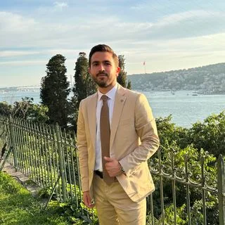 Dt. Oğuzhan Şahin — Diş Hekimi, Mersin. Portre fotoğrafı.