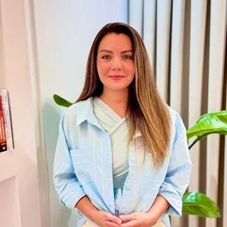 Kl. Psk. Ayşegül İlkuçan Yüce — Psikoloji, İstanbul. Portre fotoğrafı.