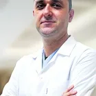 Prof. Dr. Oğuz Kayıran — Plastik Rekonstrüktif Ve Estetik Cerrahi, İstanbul. Portre fotoğrafı.