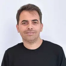 Dt. Erdal Özsular — Diş Hekimi, Bursa. Portre fotoğrafı.