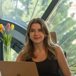 Dyt. İrem Nur Serdaroğlu — Diyetisyen, Ankara. Portre fotoğrafı.