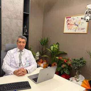 Prof. Dr. Ömer Erdur — Kulak Burun Boğaz, Beşiktaş, İstanbul. Portre fotoğrafı.