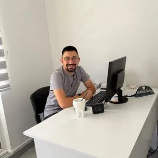 Dt. Mustafa Angın — Diş Hekimi, Ankara. Portre fotoğrafı.