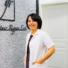 Op. Dr. Yağmur Reyyan Erol — Plastik Rekonstrüktif Ve Estetik Cerrahi, Ankara. Portre fotoğrafı.