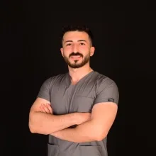 Dt. Tahir Şahin — Diş Hekimi. Portre fotoğrafı.