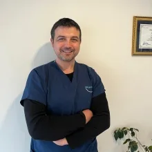 Dt. Mustafa Özgür — Diş Hekimi, Bursa. Portre fotoğrafı.