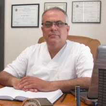 Op. Dr. Fevzi Yavaş — Plastik Rekonstrüktif Ve Estetik Cerrahi, İstanbul. Portre fotoğrafı.