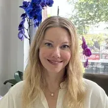 Uzm. Dr. Aylin Kuyumcubaşı — Dermatoloji, İstanbul. Portre fotoğrafı.