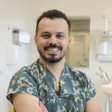 Dt. Oktay Aykut Engür — Diş Hekimi, Antalya. Portre fotoğrafı.