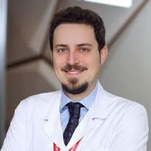 Dr. Öğr. Üyesi Atilla Adnan Eyüboğlu — Plastik Rekonstrüktif Ve Estetik Cerrahi, Bahçelievler, İstanbul. Portre fotoğrafı.