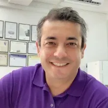 Prof. Dr. Bora Bağış — İzmir. Portre fotoğrafı.