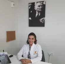 Dt. Şerife Acar Halkalı — Diş Hekimi, Balıkesir. Portre fotoğrafı.