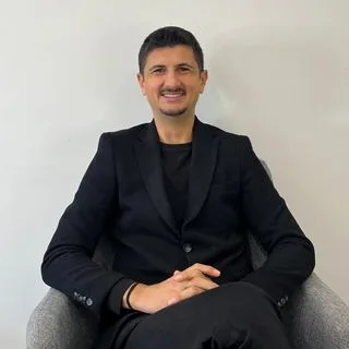 Psk. | Bilim Uzmanı Onur Gürsoy — İzmir. Portre fotoğrafı.