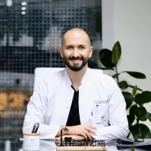 Dt. Furkan Altınel — Diş Hekimi, Antalya. Portre fotoğrafı.
