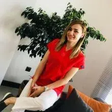 Dt. Sinem Kuru — Diş Hekimi, Mersin. Portre fotoğrafı.