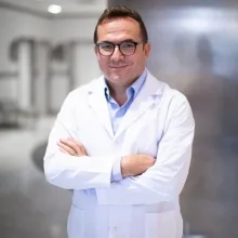 Op. Dr. Ergin Yücel — Plastik Rekonstrüktif Ve Estetik Cerrahi, İstanbul. Portre fotoğrafı.