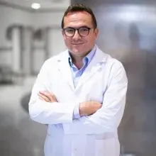Op. Dr. Ergin Yücel — Plastik Rekonstrüktif Ve Estetik Cerrahi, İstanbul. Portre fotoğrafı.
