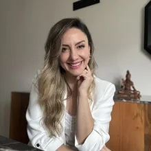 Uzm. Dr. Burcu Çelen — Dermatoloji, Manisa. Portre fotoğrafı.